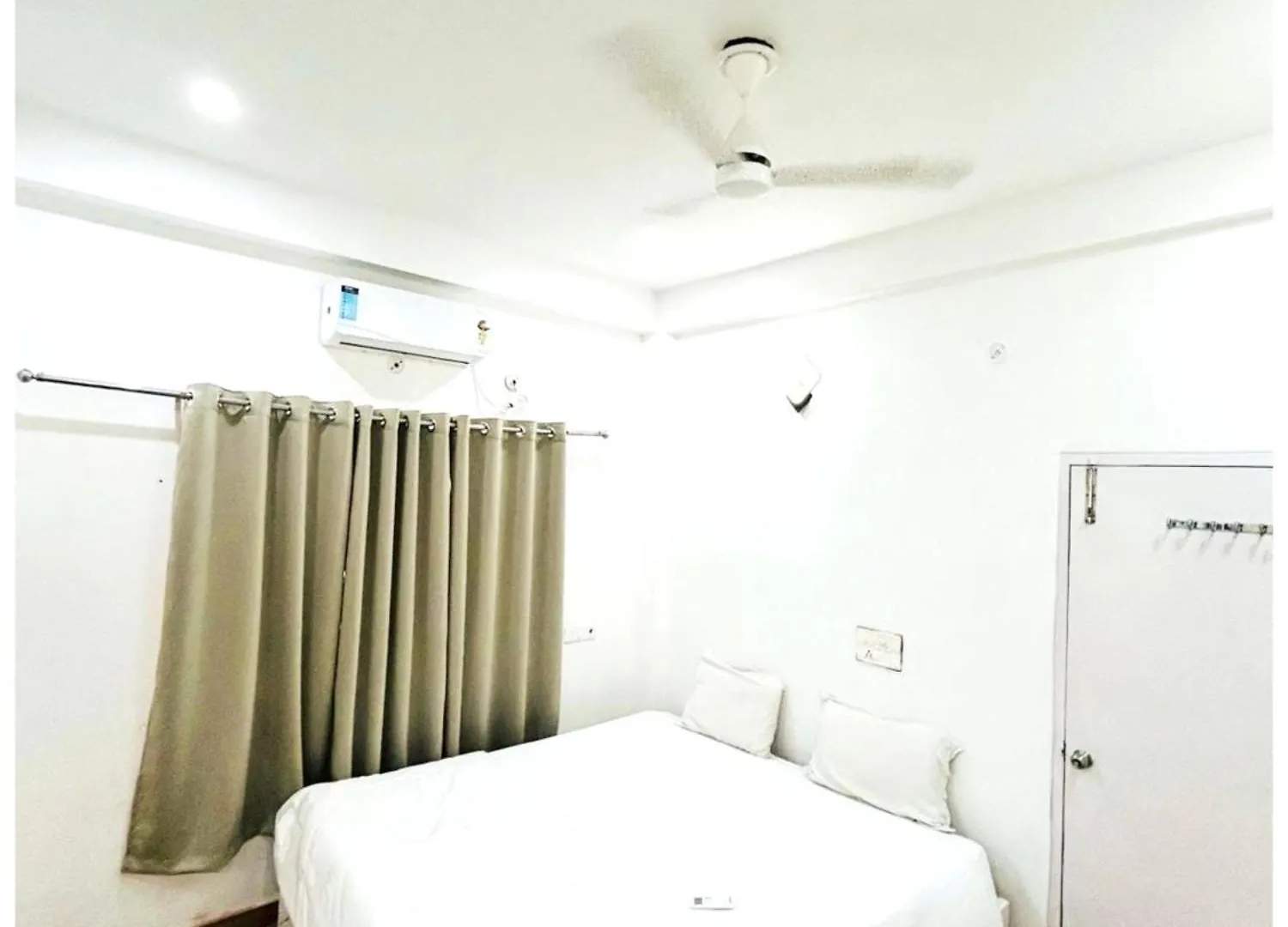 Varanasi Hotel The White House Near Dashashwamedh Ganga Ghat & Kashi Vishwanath Temple- Offers Spotless & Well Decorated Rooms - #Wifi #Parking #Restaurant Facilities- Best Selling Premium Hotel In Varanasi - Book Now