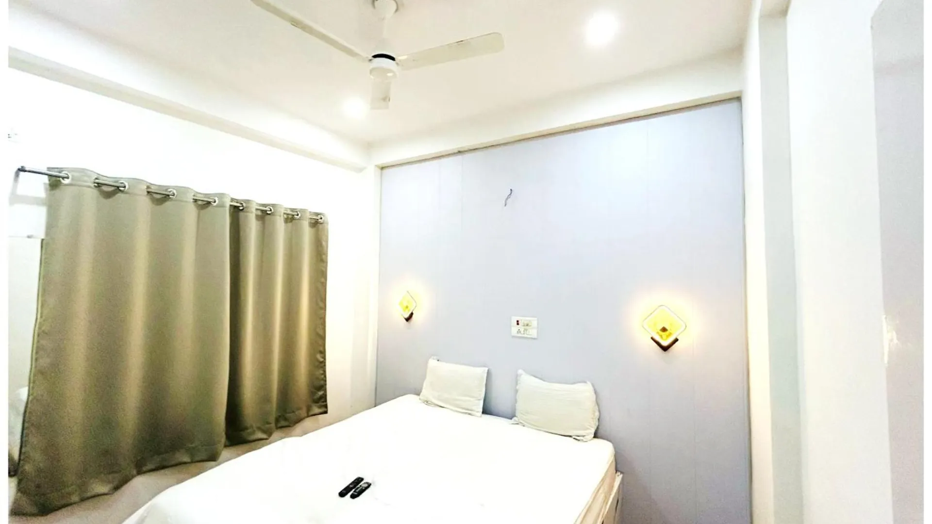 Varanasi Hotel The White House Near Dashashwamedh Ganga Ghat & Kashi Vishwanath Temple- Offers Spotless & Well Decorated Rooms - #Wifi #Parking #Restaurant Facilities- Best Selling Premium Hotel In Varanasi - Book Now India