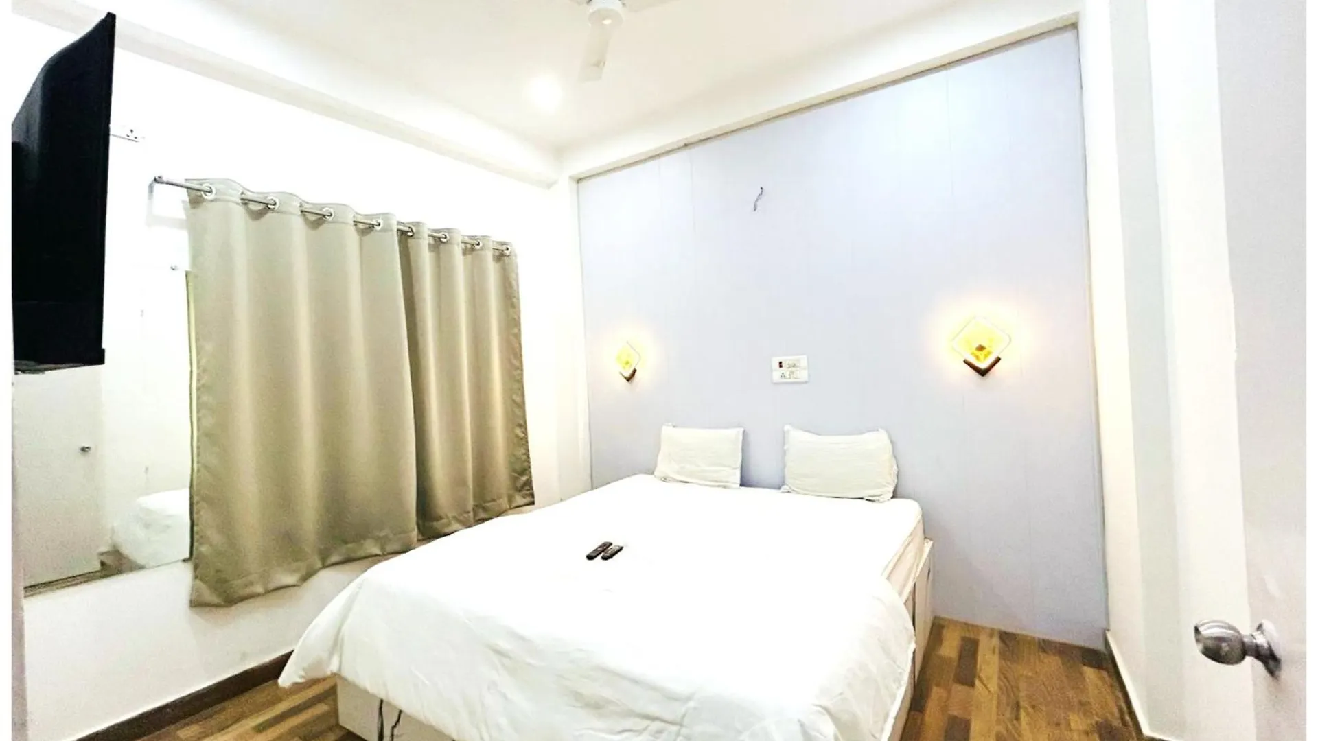 Varanasi Hotel The White House Near Dashashwamedh Ganga Ghat & Kashi Vishwanath Temple- Offers Spotless & Well Decorated Rooms - #Wifi #Parking #Restaurant Facilities- Best Selling Premium Hotel In Varanasi - Book Now