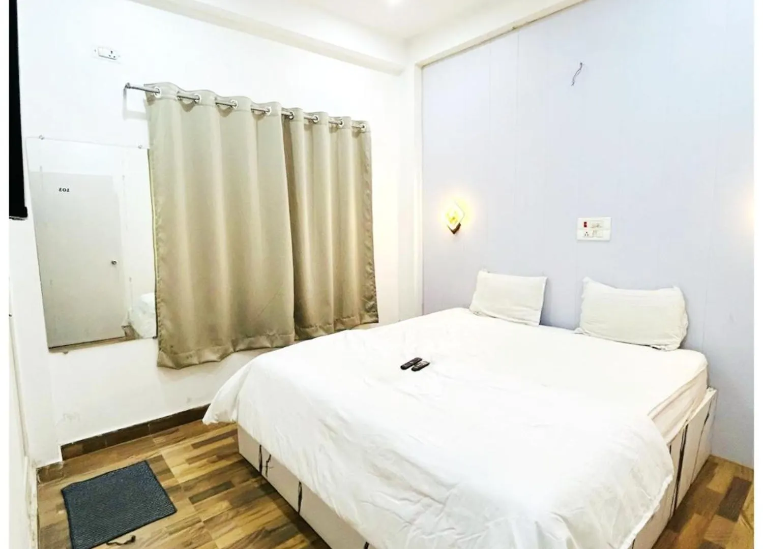 Varanasi Hotel The White House Near Dashashwamedh Ganga Ghat & Kashi Vishwanath Temple- Offers Spotless & Well Decorated Rooms - #Wifi #Parking #Restaurant Facilities- Best Selling Premium Hotel In Varanasi - Book Now