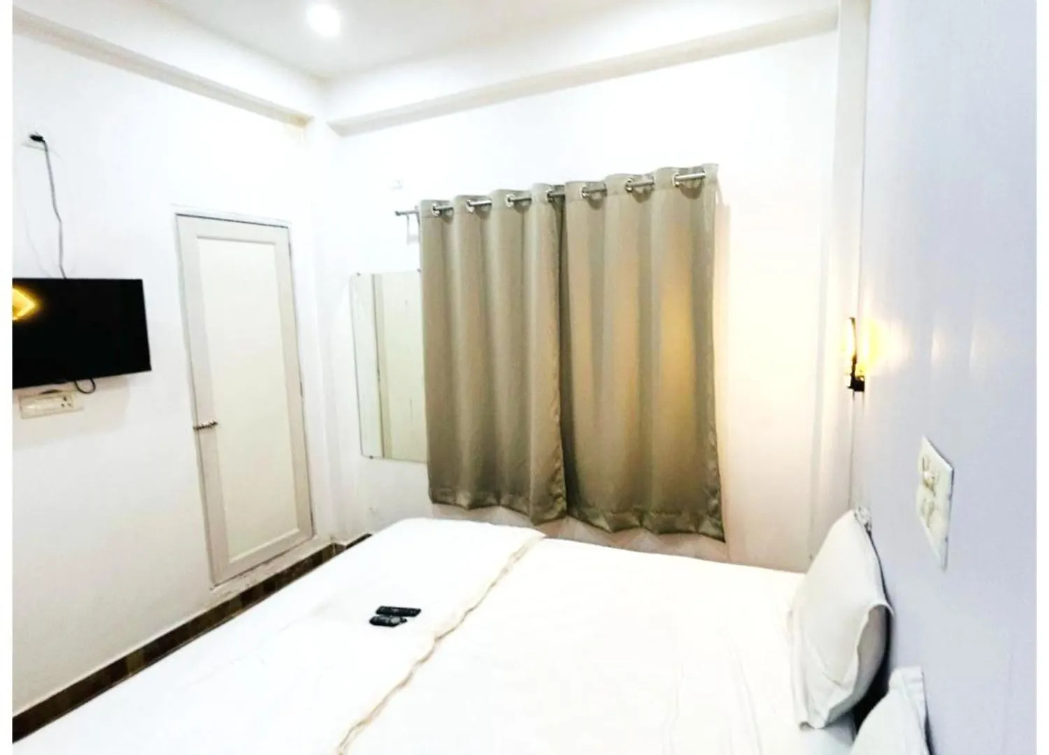 ****  Varanasi Hotel The White House Near Dashashwamedh Ganga Ghat & Kashi Vishwanath Temple- Offers Spotless & Well Decorated Rooms - #Wifi #Parking #Restaurant Facilities- Best Selling Premium Hotel In Varanasi - Book Now India