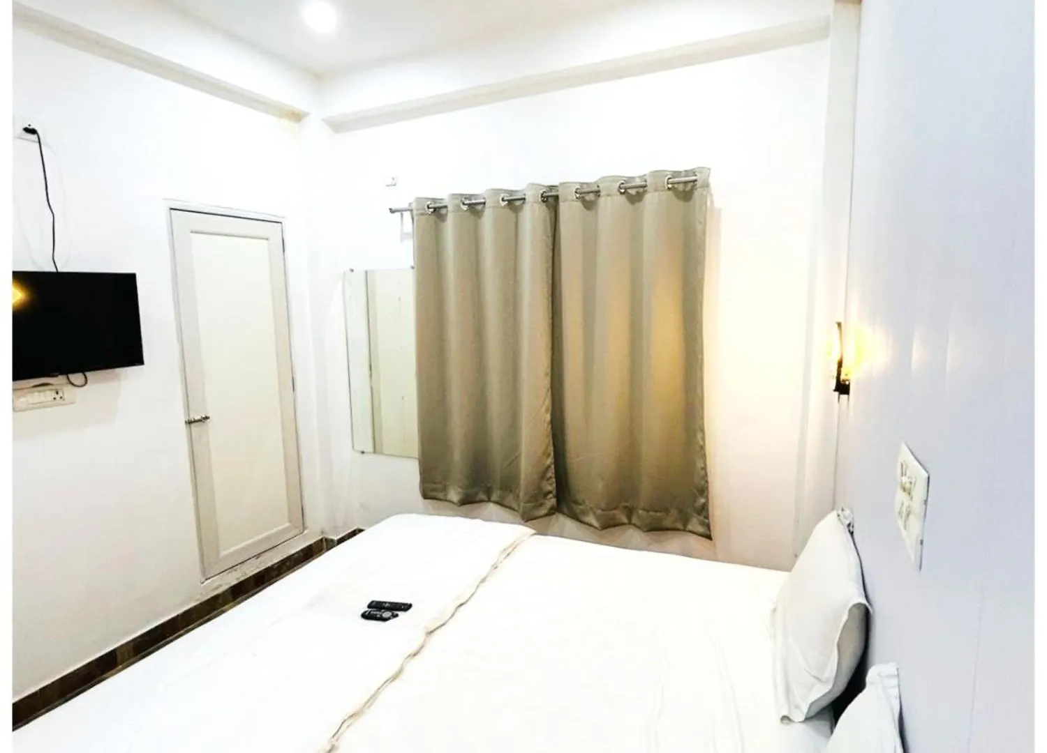 Varanasi Hotel The White House Near Dashashwamedh Ganga Ghat & Kashi Vishwanath Temple- Offers Spotless & Well Decorated Rooms - #Wifi #Parking #Restaurant Facilities- Best Selling Premium Hotel In Varanasi - Book Now 4*,