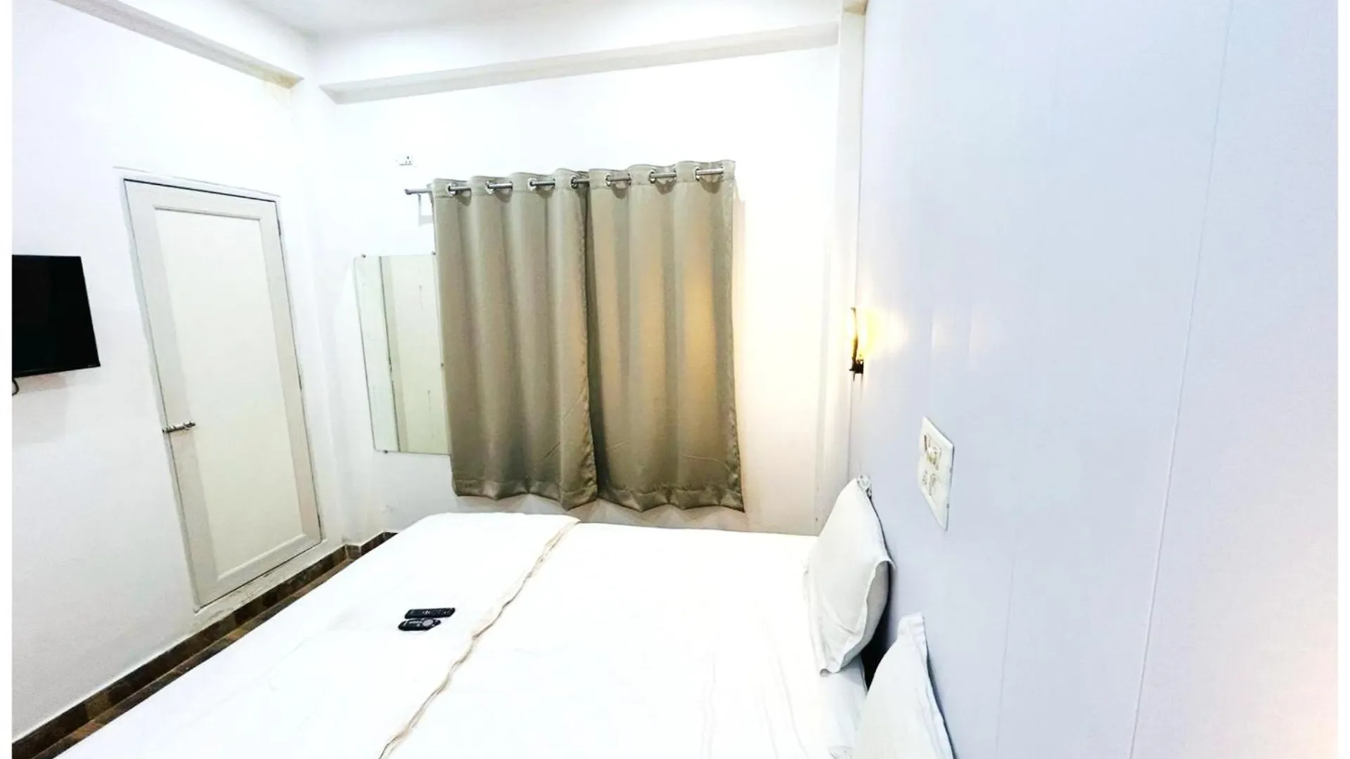 ****  Varanasi Hotel The White House Near Dashashwamedh Ganga Ghat & Kashi Vishwanath Temple- Offers Spotless & Well Decorated Rooms - #Wifi #Parking #Restaurant Facilities- Best Selling Premium Hotel In Varanasi - Book Now India