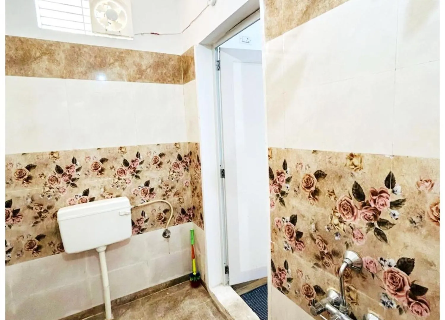 Varanasi Hotel The White House Near Dashashwamedh Ganga Ghat & Kashi Vishwanath Temple- Offers Spotless & Well Decorated Rooms - #Wifi #Parking #Restaurant Facilities- Best Selling Premium Hotel In Varanasi - Book Now
